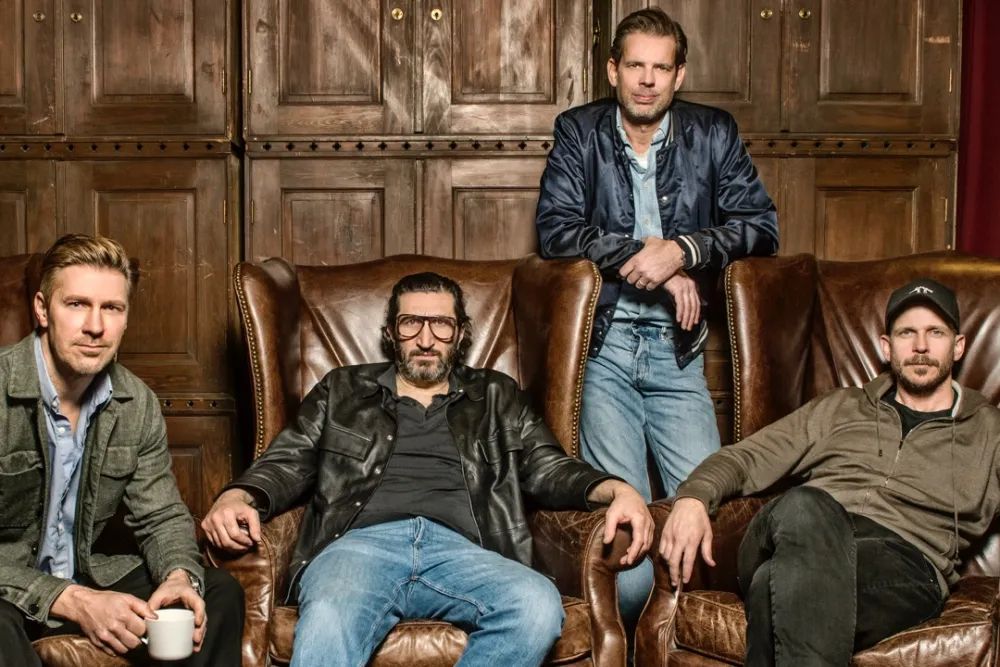 Alex Schulman nervös inför premiär av regidebuten ”Arkipelag”