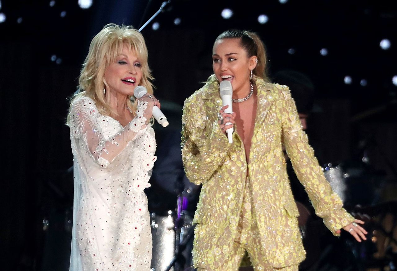 Miley Cyrus hyllade Dolly Parton med tårar under comebackkonsert