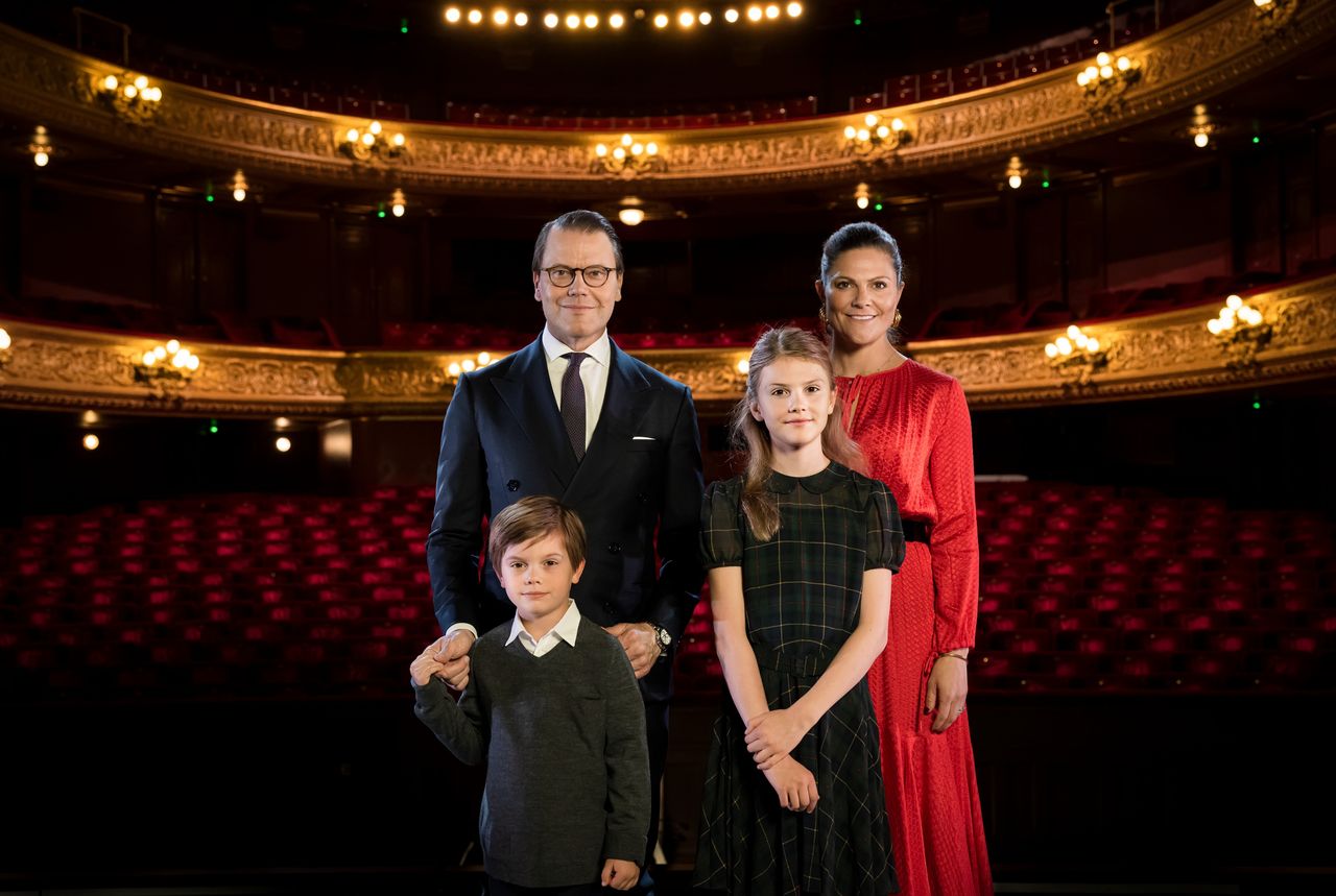 Prinsessan Estelle besökte Kungliga Operan i mammas klänning