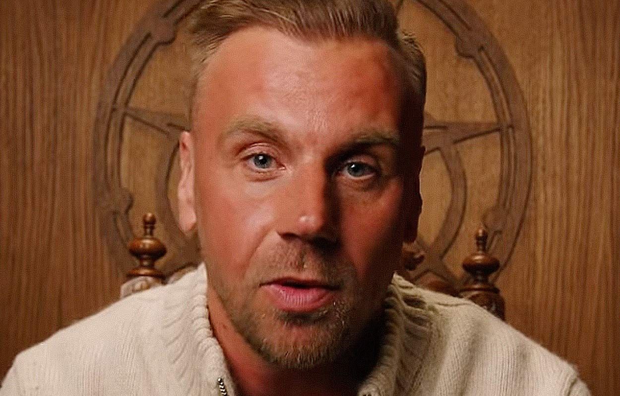 Robin ”Mos” Andersson bekräftar kärleksförhållande under inspelning av ”Förrädarna”